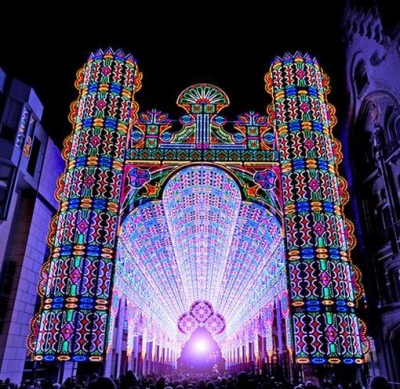 Бельгийский фестиваль света и 55 000 светодиодных ламп на католическом соборе